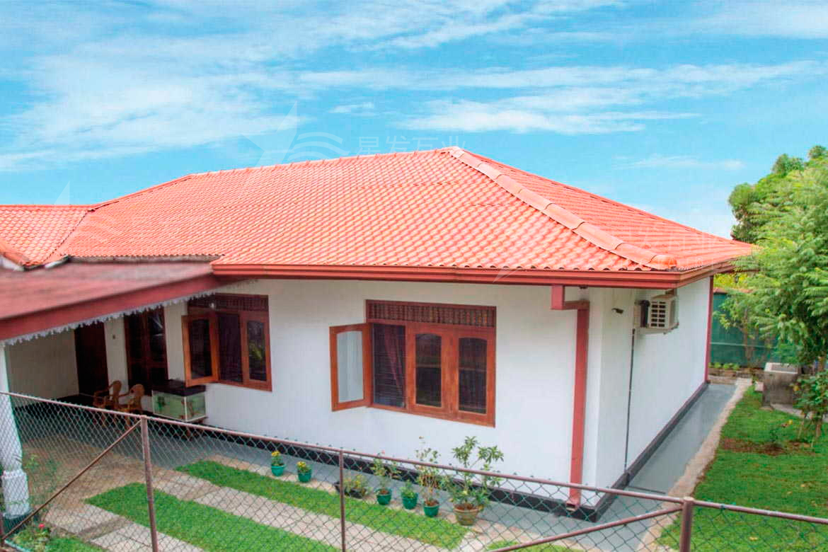 合成樹脂瓦和彩鋼瓦價(jià)格哪個更便宜，性價(jià)比誰更高一些？