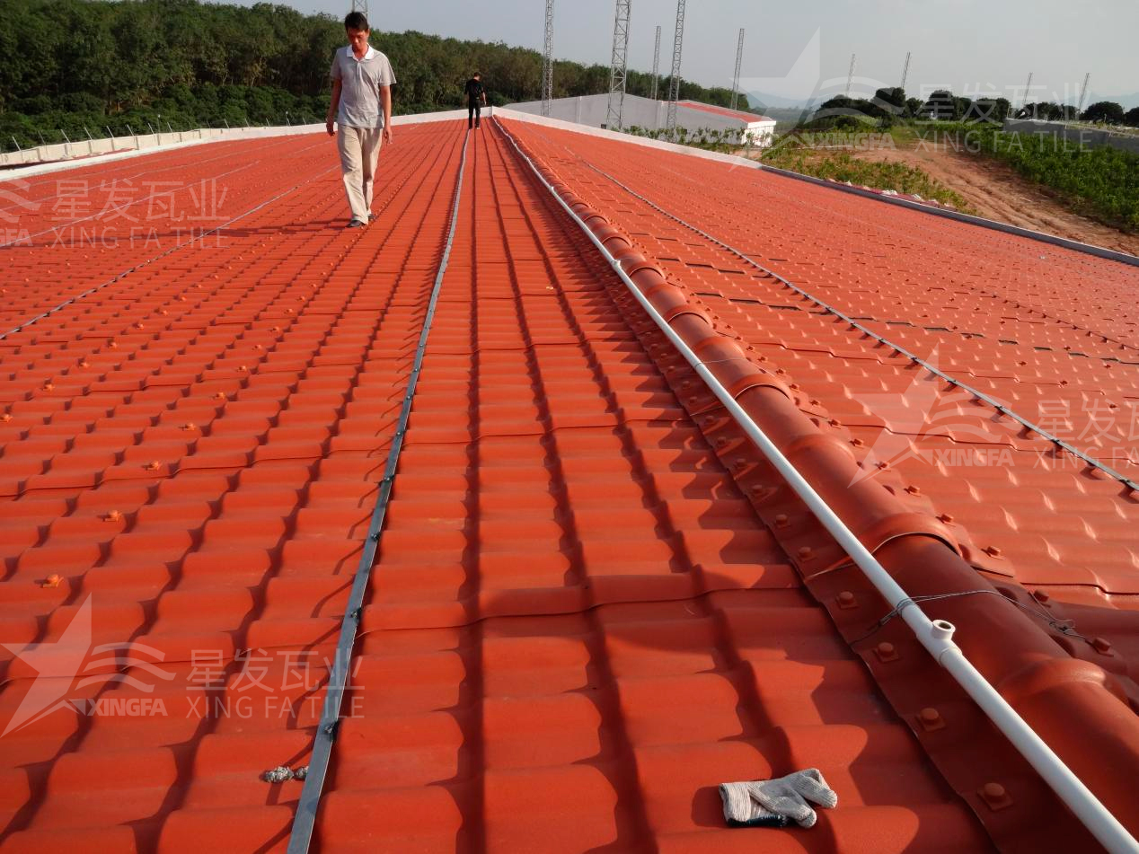 老舊房屋改造，準(zhǔn)備安裝樹脂瓦時，發(fā)現(xiàn)漏水，到底怎么解決呢？