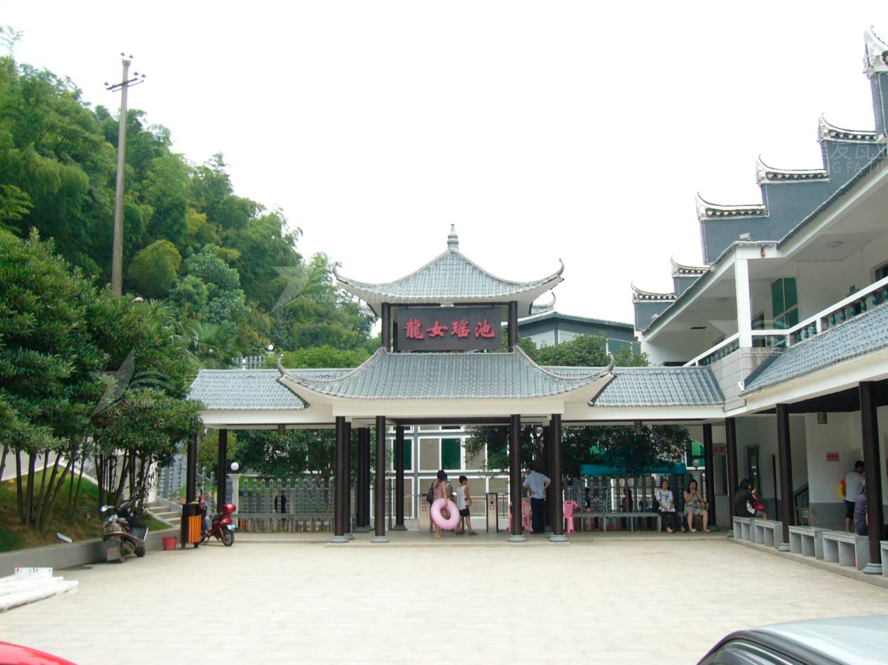 屋頂材料合成樹脂瓦和不銹鋼瓦哪個(gè)好？選擇很重要！