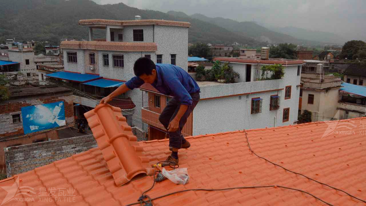合成樹(shù)脂瓦與鐵皮瓦在性能和優(yōu)點(diǎn)上的區(qū)別和差異？
