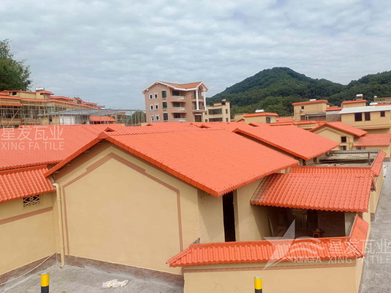 從傳統(tǒng)瓦片升級(jí)到合成樹(shù)脂瓦，讓農(nóng)村房屋煥發(fā)新生！