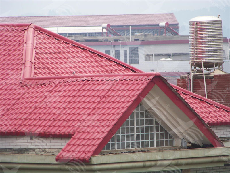 樹脂瓦 VS 琉璃瓦：哪個(gè)更適合您的屋頂？